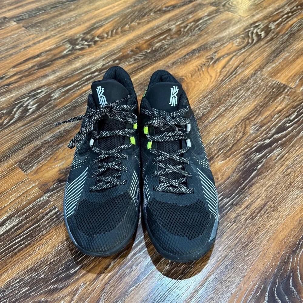 Nike Size 6Y Kyrie Flytrap 5 Kids Basketball Shoes Black White Volt DD0340-002
